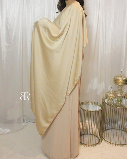 Robe cintrée avec cape satinée nude | #2132