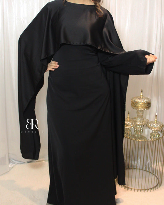 Robe cintrée avec cape satinée noire | #2131