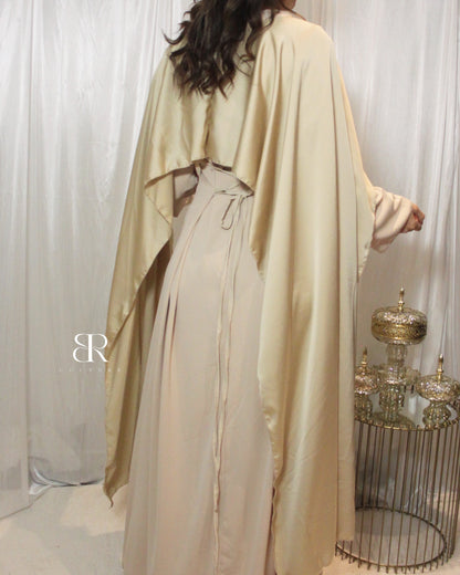 Robe cintrée avec cape satinée nude | #2132